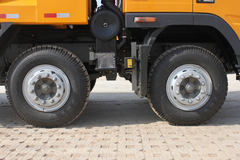 大运 300马力 8X4 8.2米自卸车(型号DYX3310)
