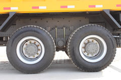 大运 300马力 8X4 8.2米自卸车(型号DYX3310)
