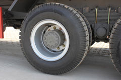 大运 300马力 8X4 8.2米自卸车(型号DYX3310)