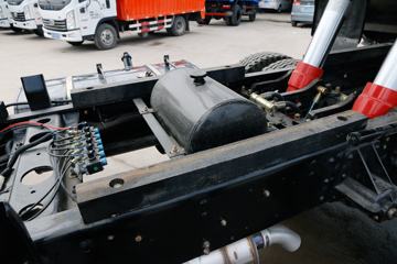 �Ĵ��ִ� ��Խ 140���� 4X2 3.9����ж��(CNJ3040ZPB33V)ͼƬ