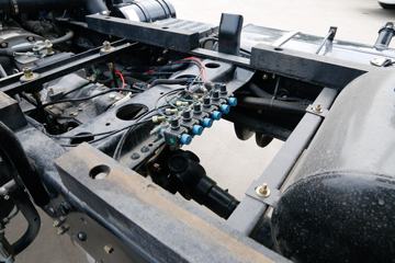 �Ĵ��ִ� ��Խ 140���� 4X2 3.9����ж��(CNJ3040ZPB33V)ͼƬ