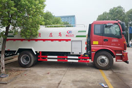 福田欧曼底盘&nbsp;清洗车外观图片