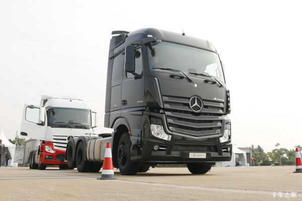 奔驰 新Actros重卡 420马力 6X2R公路牵引车(型号2642)