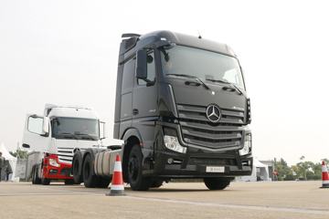 奔驰 新Actros重卡 420马力 6X2R公路牵引车(型号2642)