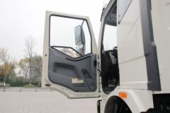 一汽解放 J6L 轻量化版 320马力 8X4 7.9方混凝土搅拌车(亚特重工牌)(TZ5310GJBCE8E1)