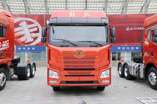 青岛解放 JH6重卡 北方版 420马力 6X4牵引车(凸地板)(CA4250P26K2T1E5A80)