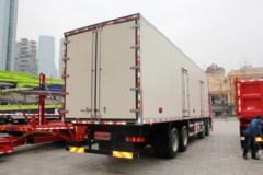 一汽解放 J6P重卡 320马力 8X4 9.6冷藏车(CA5310XLCP66K2L7T4E5)