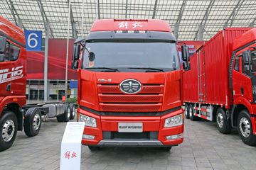 一汽解放 新J6P重卡 绿通版 370马力 8X4 9.4米仓栅式载货车(CA5310CCYP66K2L7T4A1E5)