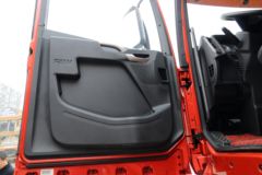 青岛解放 JH6重卡 420马力 8X4 9.5米仓栅式载货车(CA5310CCYP25K2L7T4E5A80)