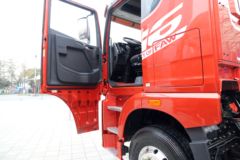 青岛解放 JH6重卡 420马力 8X4 9.5米仓栅式载货车(CA5310CCYP25K2L7T4E5A80)