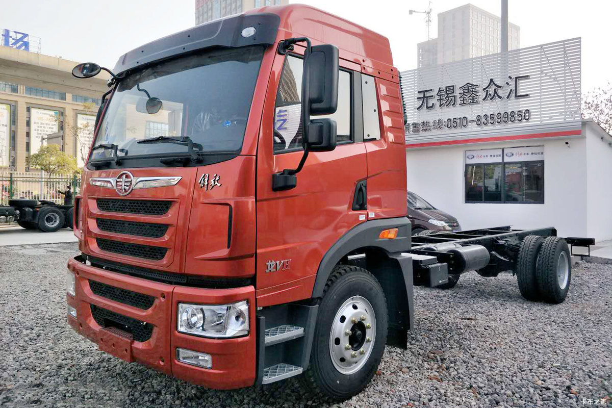 青岛解放 龙VH中卡 180马力 4X2 6.75米栏板载货车底盘(385后桥)