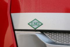 中国重汽 豪瀚J7G重卡 轻量化版 400马力 8X4 9.6米LNG载货车(ZZ5315CCYN4666E1L)