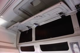 远威&nbsp;牵引车驾驶室                                               图片