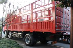 飞碟缔途 XH 245马力 6X2 7.7米排半仓栅式载货车