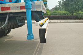 风驰&nbsp;洒水车/喷洒车底盘图片