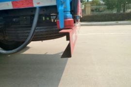 风顺&nbsp;洒水车/喷洒车底盘图片