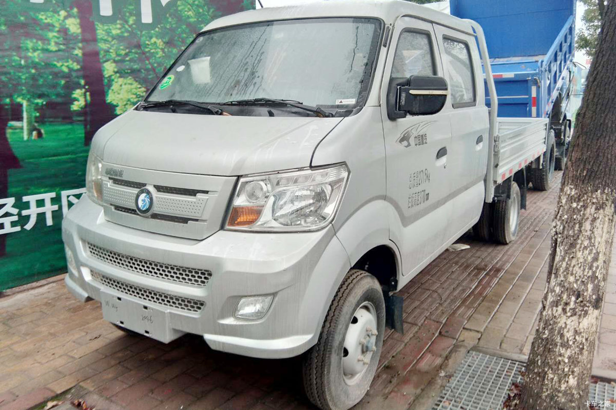 重汽王牌 W1 2.2L 112马力 汽油 2.6米双排栏板微卡(蒙沃MR78Q变速箱)