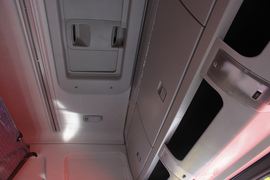 远威&nbsp;牵引车驾驶室                                               图片