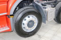 东风柳汽 乘龙H5中卡 240马力 6X2 9.6米厢式载货车底盘(LZ5250XXYM5CB)