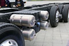 东风柳汽 乘龙H7重卡 350马力 8X2 9.6米仓栅式载货车底盘(LZ5320CCYH7EB)