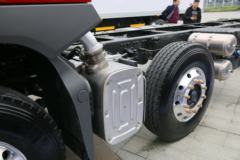 东风柳汽 乘龙H7重卡 350马力 8X2 9.6米仓栅式载货车底盘(LZ5320CCYH7EB)