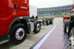 东风柳汽 乘龙H7重卡 350马力 8X2 9.6米仓栅式载货车底盘(LZ5320CCYH7EB)