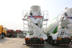 中国重汽 HOWO重卡 380马力 8X4 5.7方搅拌车(12档)(ZZ5317GJBN3667E1)