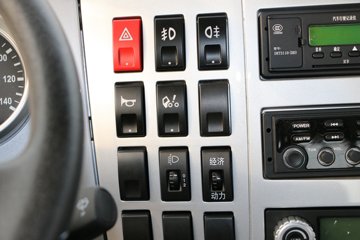 һ����� J6L�п� 180���� 4X2 6.8�������ػ���(8��)ͼƬ