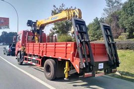 东风新疆底盘&nbsp;随车吊外观图片