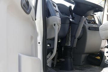 �������ó� ����п� 245���� 4X2�ۿ�ǣ����(�ٱ�3.909)(DFH4180B)ͼƬ