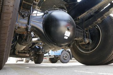 �������ó� ����п� 245���� 4X2�ۿ�ǣ����(�ٱ�3.909)(DFH4180B)ͼƬ