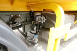 HOWO T5G&nbsp;清洗车底盘图片