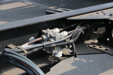 һ����� J6L�п� �ʻݰ� 220���� 4X2 6.75�������ػ�������(CA1180P62K1L4E5)ͼƬ