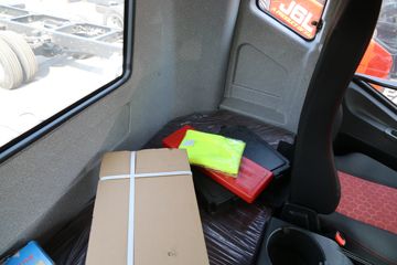 һ����� J6L�п� 2018�� �ʻݰ� 220���� 4X2 6.75�������ػ���(CA1180P62K1L4E5)ͼƬ