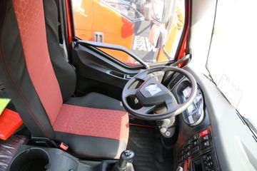 һ����� J6L�п� 2018�� �ʻݰ� 220���� 4X2 6.75�������ػ���(CA1180P62K1L4E5)ͼƬ