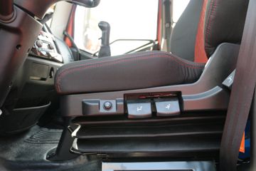 һ����� J6L�п� 2018�� �ʻݰ� 220���� 4X2 6.75�������ػ���(CA1180P62K1L4E5)ͼƬ