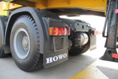 中国重汽 HOWO T5G重卡 25T 6X4 纯电动牵引车(ZZ4257V384GZ1BEV)374.65kWh