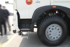 中国重汽 HOWO T5G重卡 25T 6X4 纯电动牵引车(ZZ4257V384GZ1BEV)374.65kWh