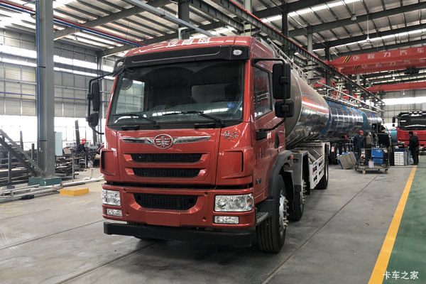 青岛解放 龙V 220马力 6X2 运油车(程力威牌)(CLW5250GYYLC5)