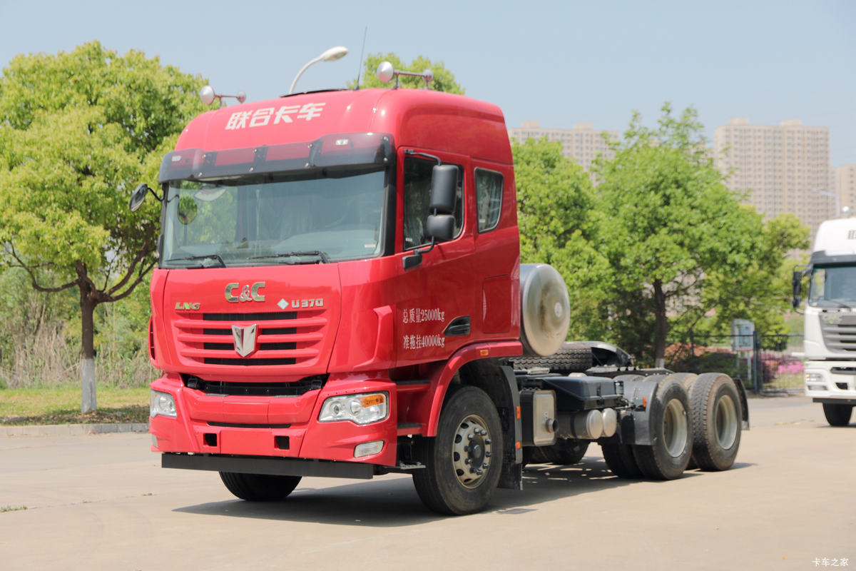 联合卡车 U370重卡 370马力 6X4 LNG牵引车
