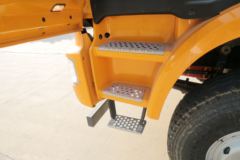 联合卡车 U380 380马力 8X4 8.2米自卸车(QCC3312D656-3)