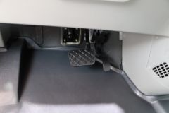 长江V08S 7.5T 8.08米纯电动厢式物流车110kWh