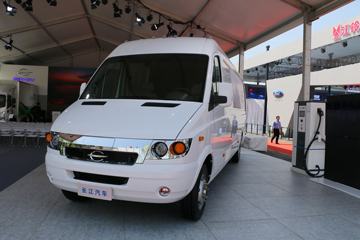 长江V08S 7.5T 8.08米纯电动厢式物流车110kWh