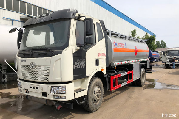一汽解放 J6L 320马力 8X4 运油车(程力威牌)