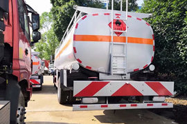 东风新疆底盘&nbsp;油罐车外观图片