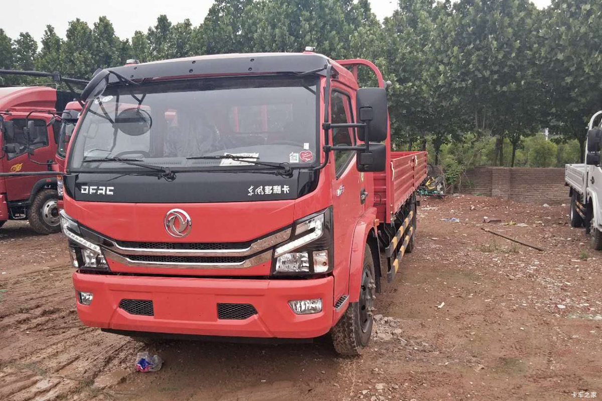 东风 多利卡D8 2018款 150马力 4X2 5.75米排半栏板载货车(法士特)