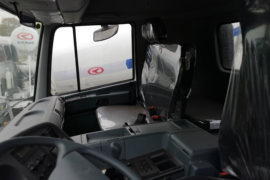 华菱M5&nbsp;混凝土搅拌车驾驶室                                               图片