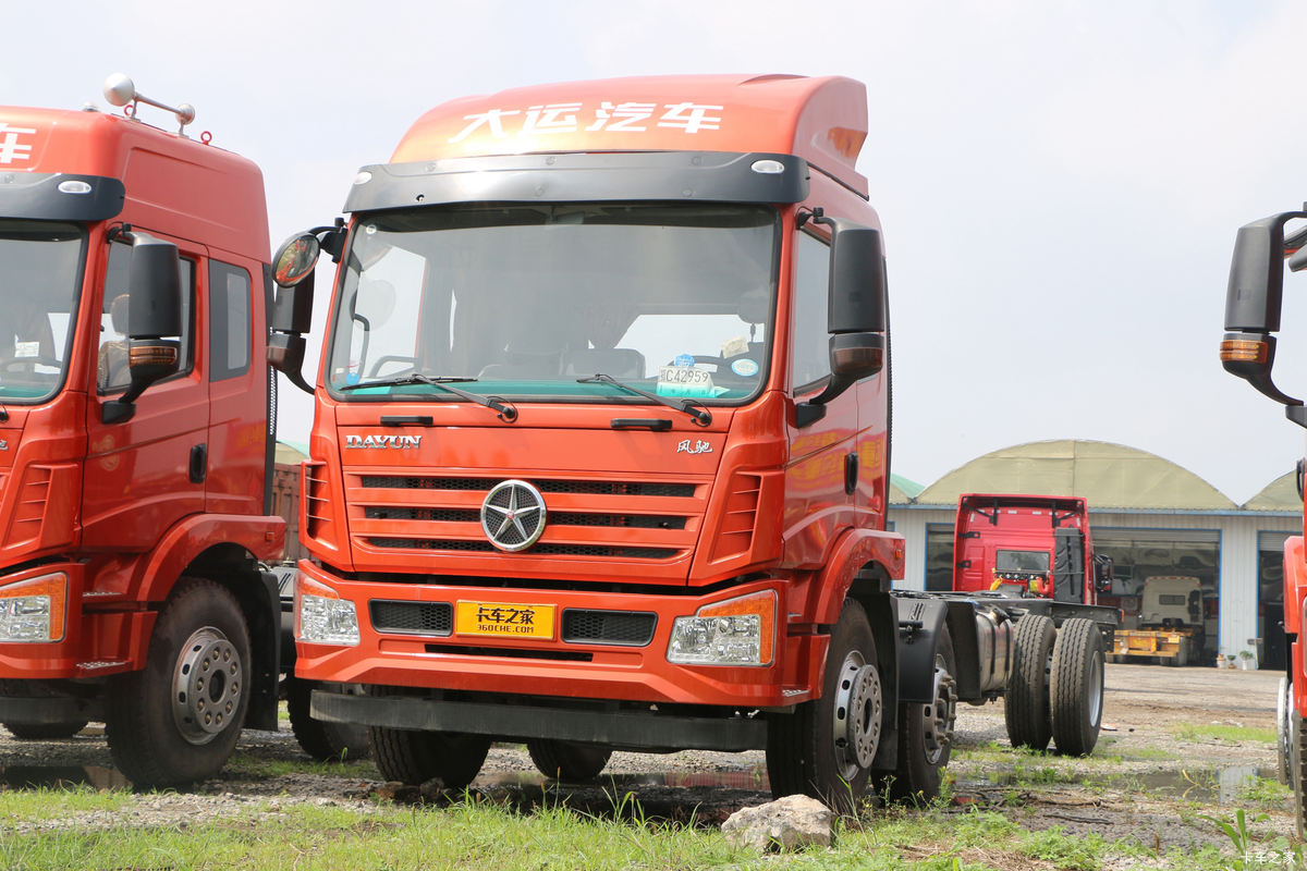 湖北大运 风驰 重载型 270马力 6X2 9.6米栏板载货车(国六)