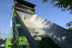 上汽红岩 新金刚M500 336马力 8X4 5.6米渣土自卸车(CQ3316HTWG276)