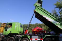 上汽红岩 新金刚M500 336马力 8X4 5.6米渣土自卸车(CQ3316HTWG276)